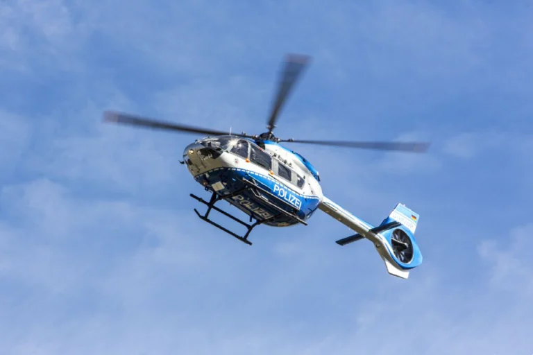 Düsseldorf -  Spektakuläre Flucht mit Mercedes