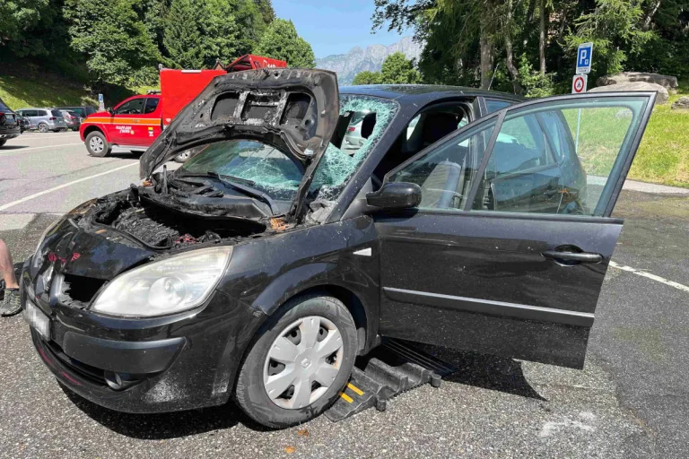 Flumserberg SG – Parkiertes Auto beginnt zu brennen