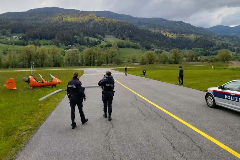 Flugunfall in Trieben - Hubschrauber auf dem Flugfeld umgekippt