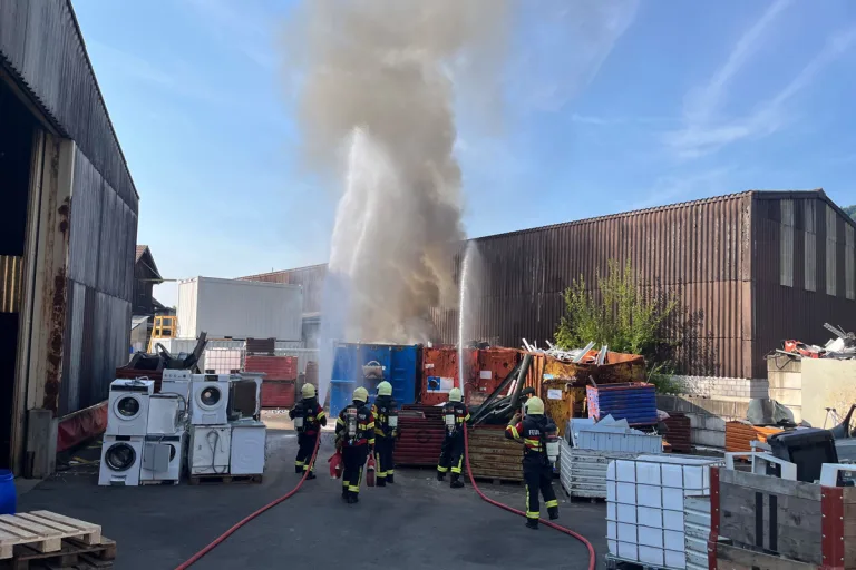 Ebnat-Kappel SG – Brand von Mulde mit Elektroschrott