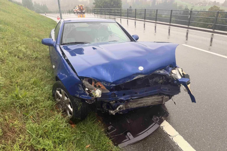Schachen bei Herisau AR – Auto prallt bei Unfall gegen Mauer