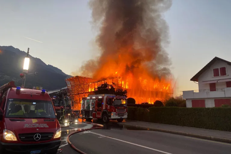 Monthey VS – Zwei Feuerwehrmänner verletzt bei Löscharbeiten