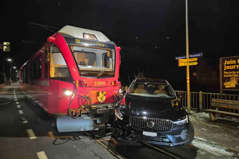 Chur GR – Auto kollidiert mit Arosabahn