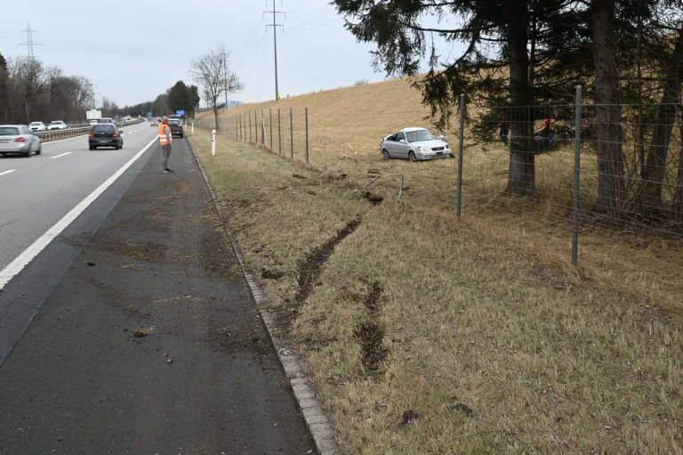  Salez SG - Autolenkerin und 12-jähriges Mädchen verletzt