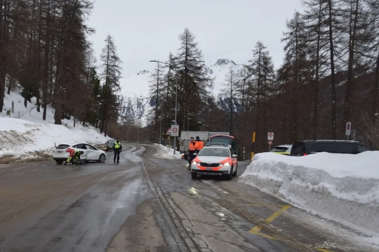 St. Moritz GR - Hoher Sachschaden nach Verkehrsunfall 