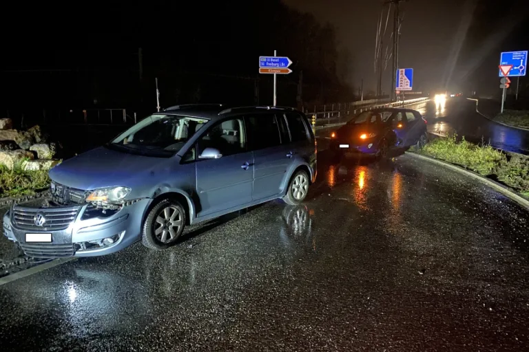 Neuhausen a. Rhf SH - Kollision im Kreisverkehrsplatz Galgenbuck