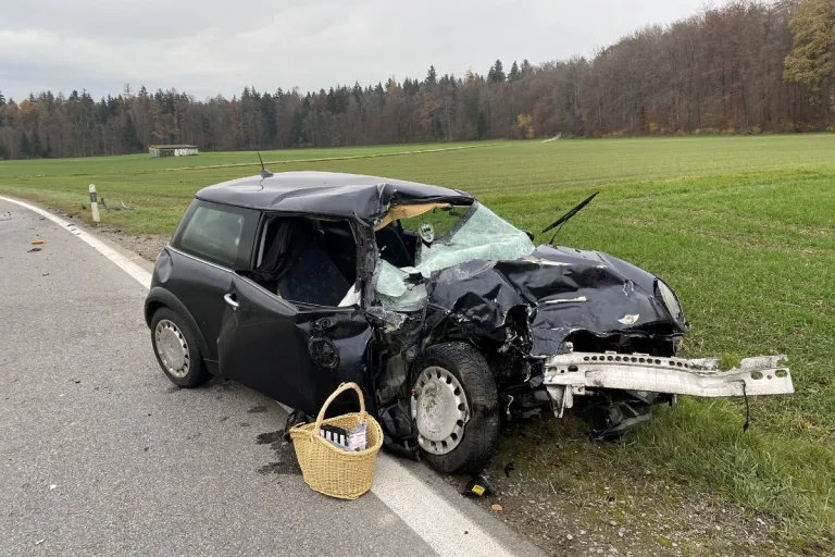 Schrecklicher Unfall in Seon AG - Autolenkerin gerät auf Gegenfahrbahn