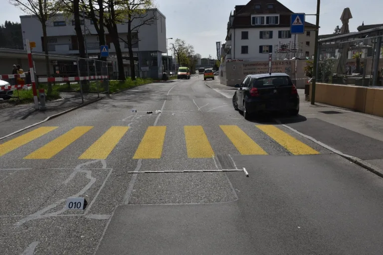 Effretikon ZH - 77-jährige Fussgängerin bei Verkehrsunfall schwer verletzt
