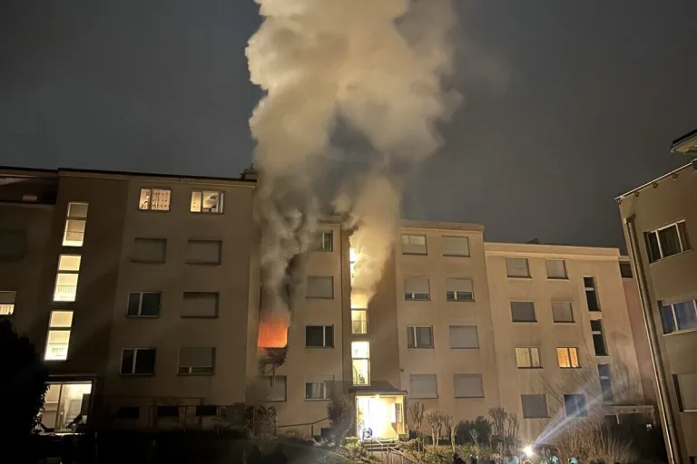 Altendorf SZ – Brand in Mehrfamilienhaus - mehrere Personen evakuiert 