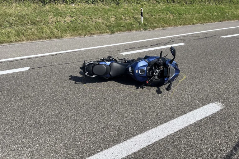 Widnau SG – Motorradlenker kollidiert mit Auto