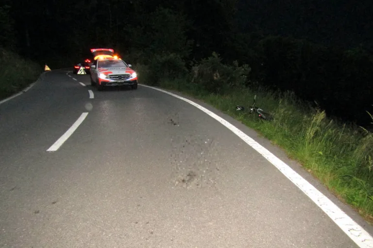Mitlödi GL – Velofahrer erleidet Kopfverletzungen bei Unfall