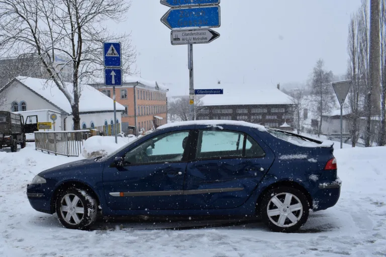Herisau AR – Auto kollidiert mit Militärlastwagen
