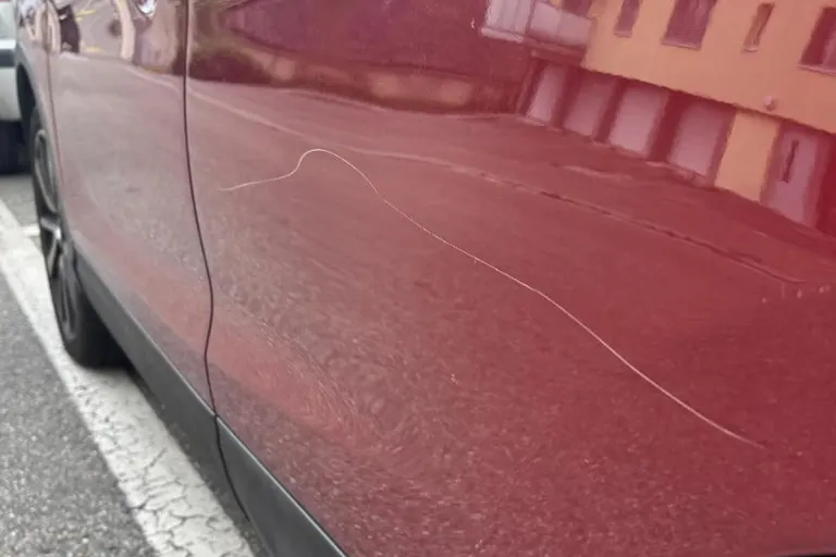 Neuhausen am Rheinfall SH – Auto grossflächig zerkratzt