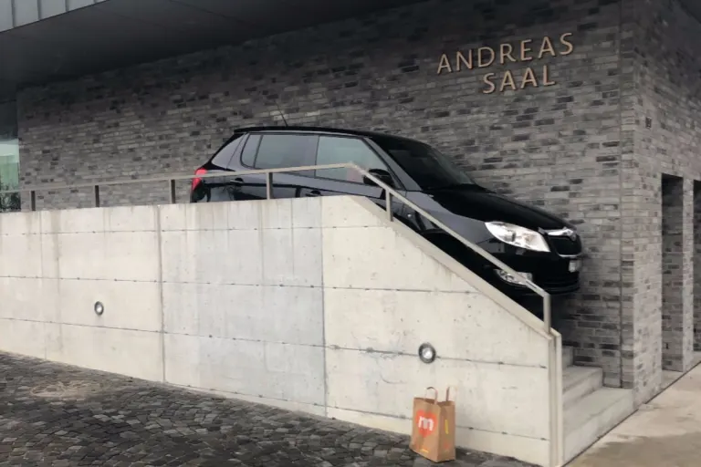  Gossau SG - 82-Jährige fährt mit Auto über Fussgängertreppe und bleibt stecken