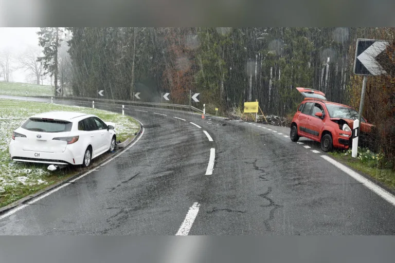Römerswil LU – Frontalkollision zwischen zwei Autos – drei Personen verletzt