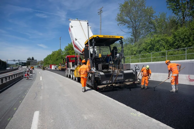 Belagsarbeiten auf der A12 – Einschränkungen zwischen Flamatt und Bern-Bümpliz