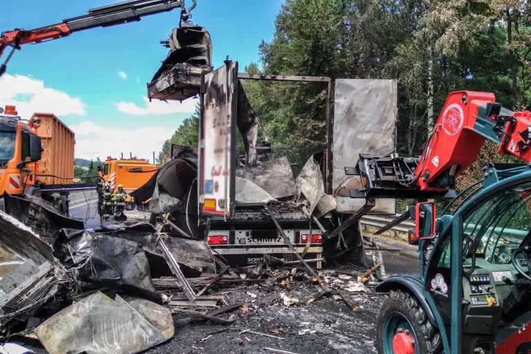 Mooskirchen - Schwerer Unfall zwischen zwei LKW auf der Autobahn