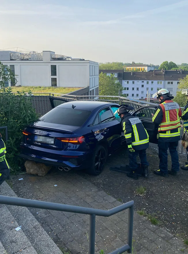 Bochum – Autofahrer (22) kracht mit Audi Treppe hinunter