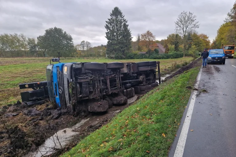 Westerstede NI - Lkw im Straßengraben gelandet