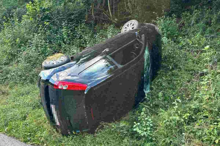 Kleinlützel SO – Auto überschlägt sich bei Unfall