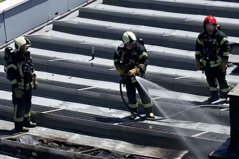 Champfèr GR - Brand auf Flachdach eines Mehrfamilienhauses