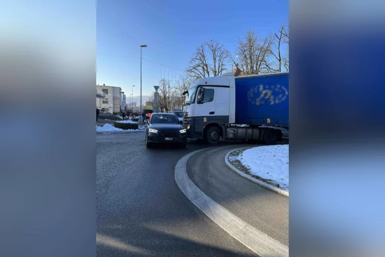Wil SG – Sattelschlepper kollidiert im Kreisel zweimal