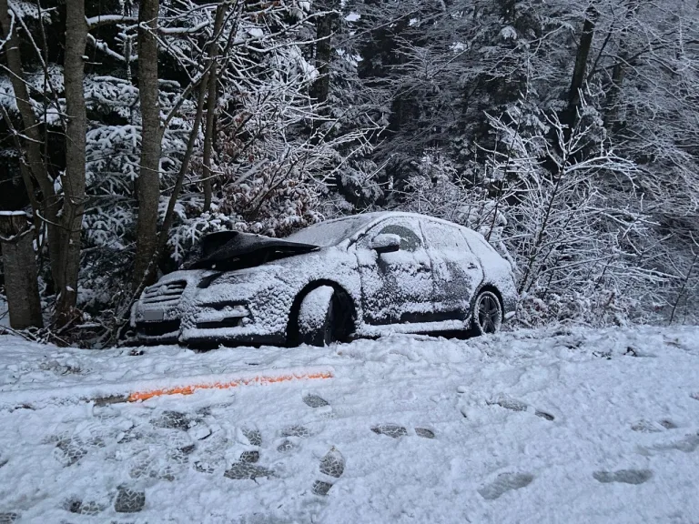 Oberägeri ZG – Selbstunfall auf schneebedeckter Strasse