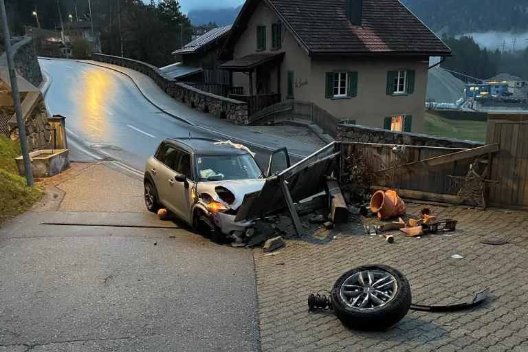 Schwerer Unfall in Surava GR - Mehrfache Kollisionen mit Mauern 