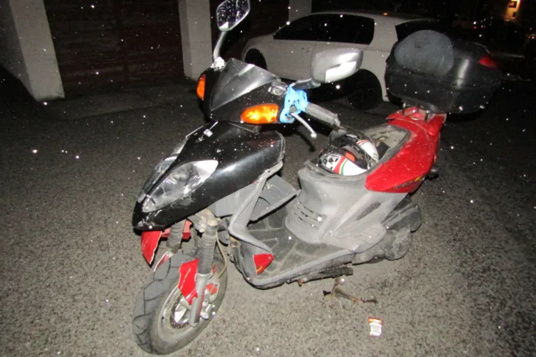 Niederunen GL - Rollerfahrer läuft nach Kollision mit Auto weg