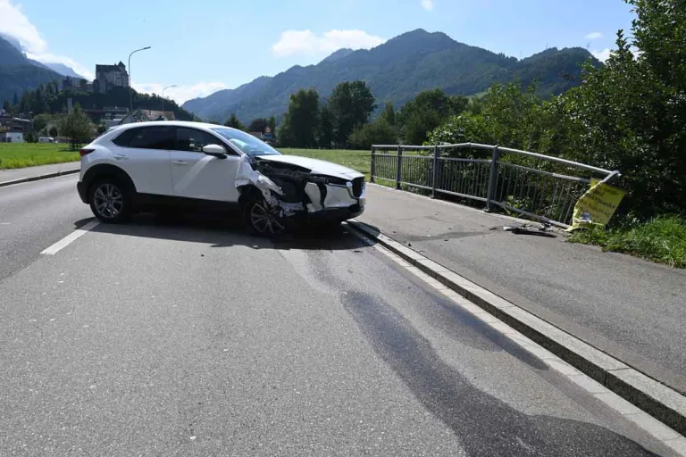 Balzers FL - PKW kracht gegen Geländer der Brücke