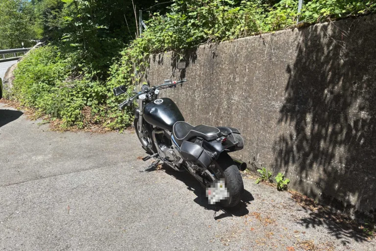 Wildhaus SG – Motorradfahrer stürzt nach Kollision mit Auto
