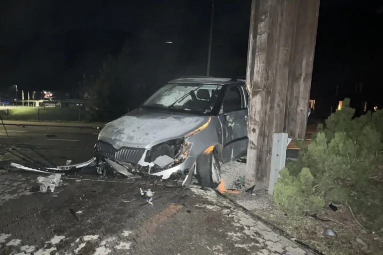 Unterwasser SG - Autofahrer verliert Kontrolle und kracht in Pfeiler