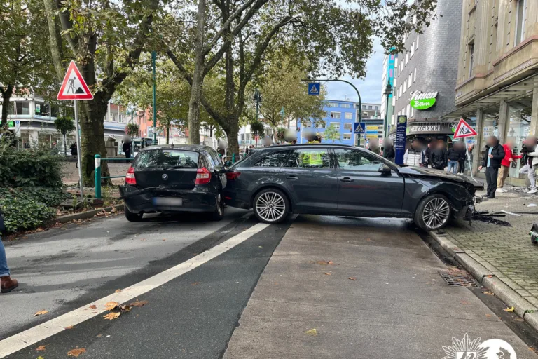 Altstadt - Audi fährt gegen BMW und Schaufensterscheibe