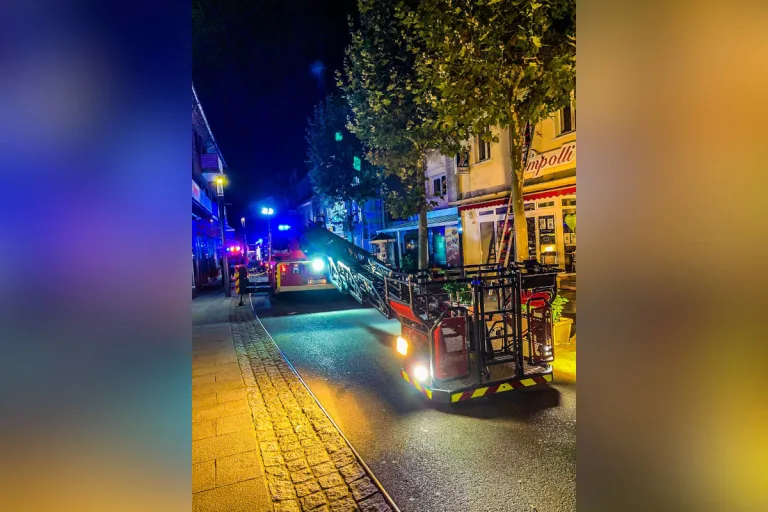 Kellerbrand in  Grevenbroich – Feuerwehr rettet 17 Personen aus Wohn- und Geschäftshaus