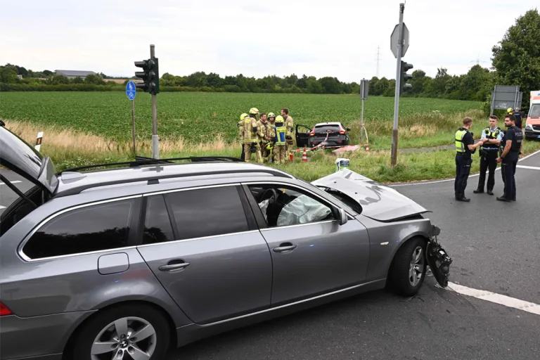 Pulheim NW – Drei Verletzte bei Unfall auf Kreuzung