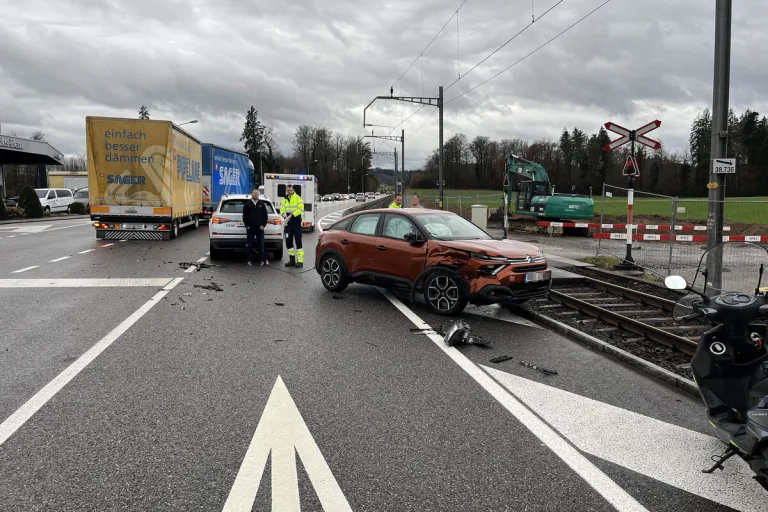 Seon AG - Auto blockiert nach Unfall eine Bahnstrecke 