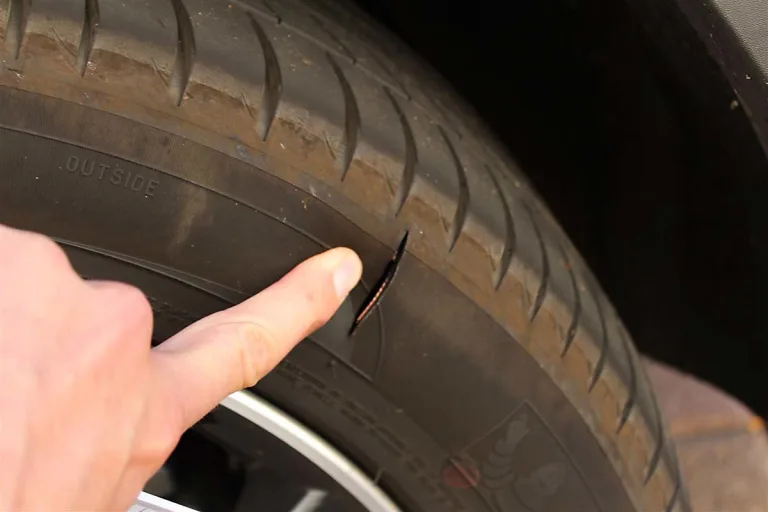 Kanton Luzern – Mann sticht Reifen von 29 Autos auf