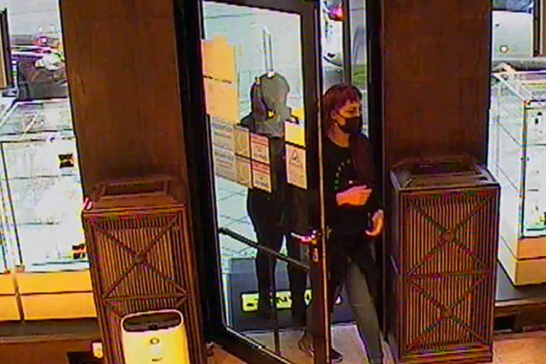 Saarbrücken/Mannheim - Polizei sucht mit Fotos nach zwei Betrügerinnen 