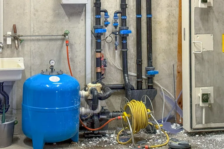 Münchenstein BL – Vier Verletzte nach Verpuffung bei Poolanlage