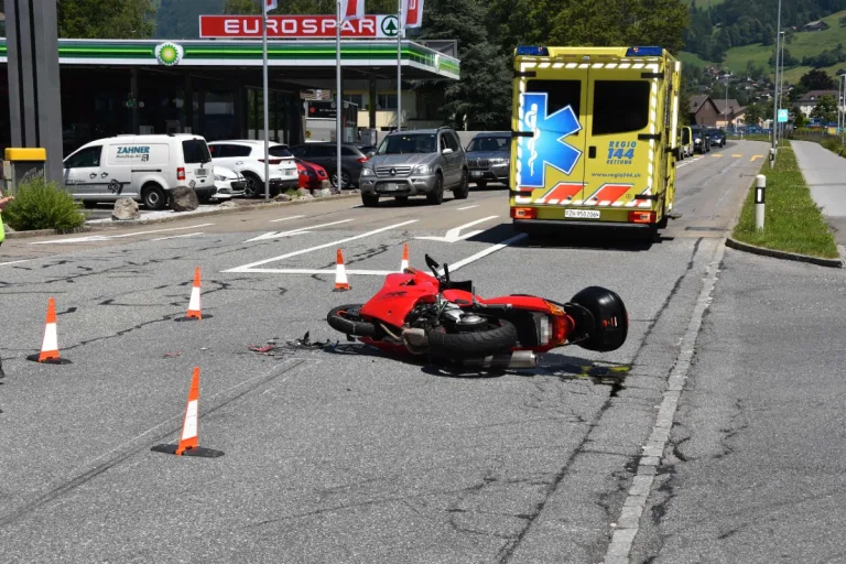Schänis SG - Zwei Verletzte nach Unfall zwischen Auto und Motorrad