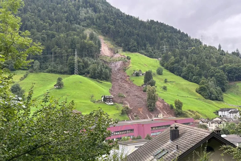 Schwanden GL - Hangrutsch nach andauerndem Regen