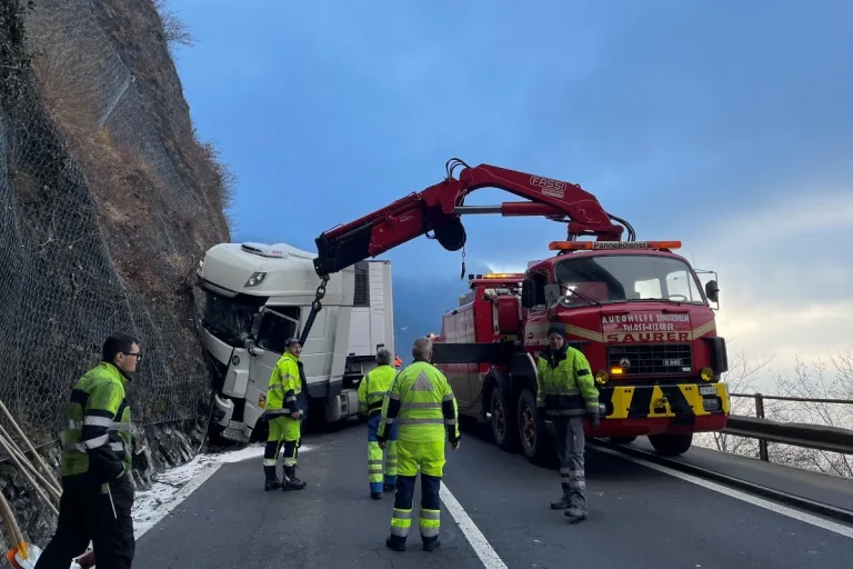 Morschach SZ - Kontrolle über Lastwagen verloren