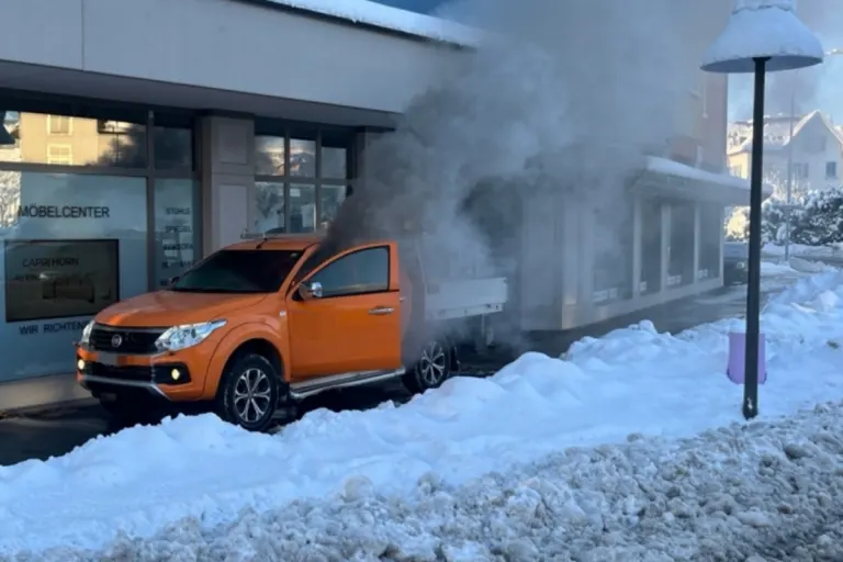 Gossau SG - Technischer Defekt löst Fahrzeugbrand aus