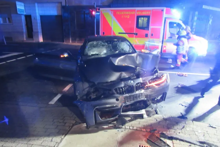 Velbert NW - 26-jähriger BMW-Fahrer nach Unfall schwer verletzt