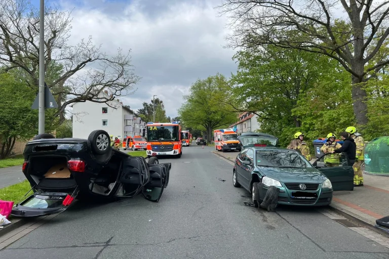 Auto landet nach Unfall in Hannover auf dem Dach 