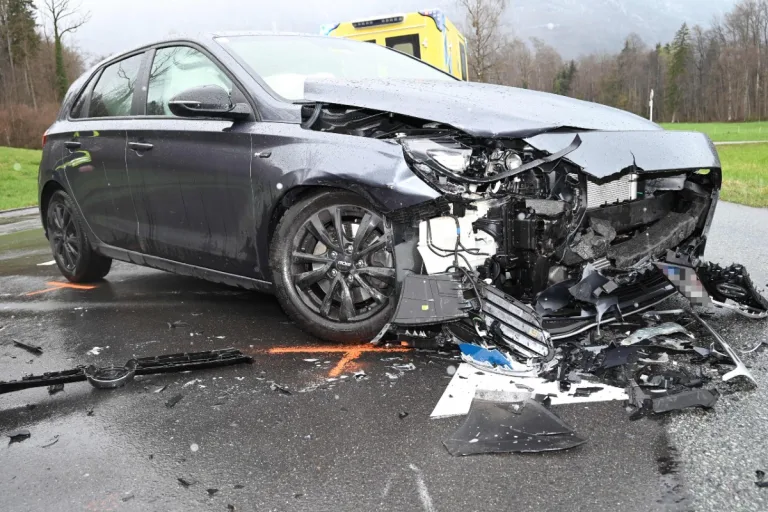 Sennwald SG - Beim Abbiegen verunfallt