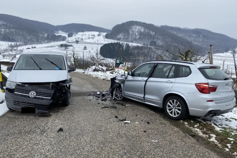 Maisprach BL - Frontalkollision zwischen Lieferwagen und Personenwagen