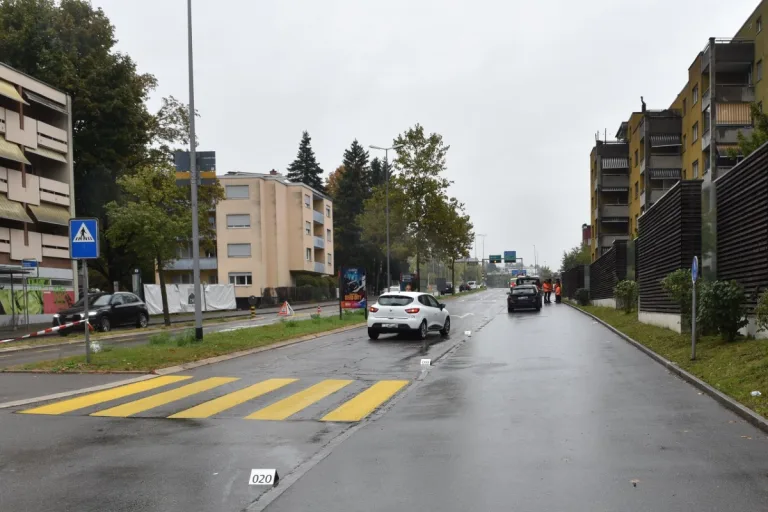 Glattbrugg ZH - Schwer verletzter Fussgänger nach Kollision mit Auto auf Fussgängerstreifen