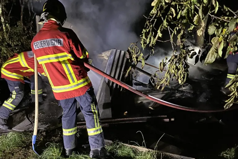 Uttwil TG - Zeugen nach Brand eines Holzunterstandes gesucht 