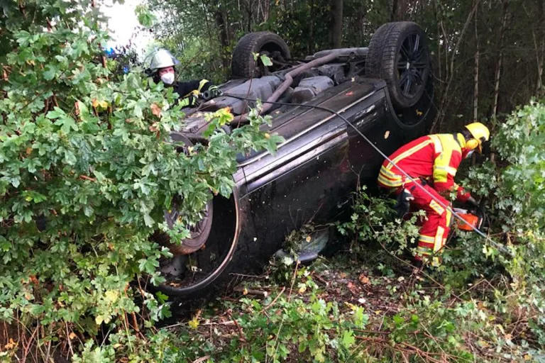 Minden – Porsche überschlägt sich auf Abfahrt der B65